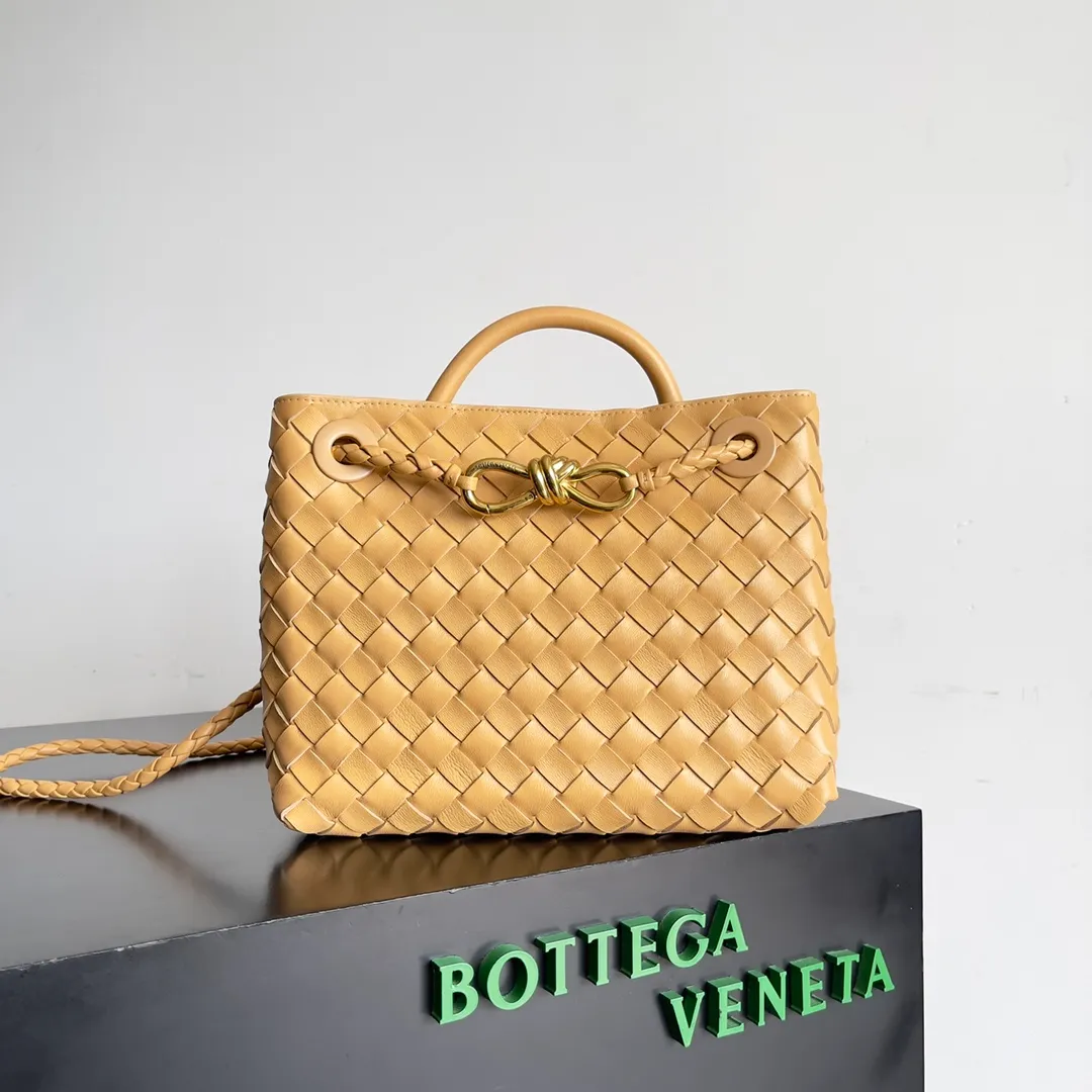 The 2023 new Andiamo batch of 1860 BV has been shipped‼ ️Really popular🔥The new Andiamo woven handbag launched by Bottega Veneta this season is really popular all over the world! ! Celebrities at home and abroad have worn it, and Oscar-winning actress Michelle Yeoh has taken it out on the street. Song Jia, Trai Yara, Yu Feihong, Sanji Ayaka, Rosie Hunting-Whiteley, Yoshioka Riho, etc. have all picked up this bag. It is classic and versatile, showing off its temperament, and the bag capacity is also large, which is very convenient for daily commuting! ! A variety of carrying methods, the shoulder straps can be adjusted by yourself, the original lambskin feels soft and delicate, and the neutral style is made to break gender boundaries and bring a more practical and longer-lasting use experience. Andiamo, which has both elegant and casual styles, perfectly interprets the true appearance of "fashionable old money style". Style number: 743568 Size: 25*22*10.5cm